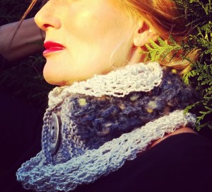 Snood ajouré gris et sur snood bleu